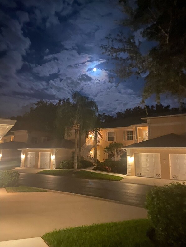 Exterior - Lake View 3 bd Condo Minutes From Beach (Naples)