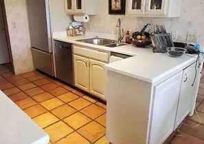 Fridge, microwave, oven, stovetop - *DESERT MIRAGE* (Rancho Mirage)