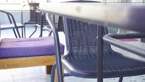 A room with a metal-framed chair and a purple cushion. - Shiguanguyi Youth Inn (Guilin)