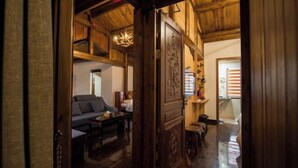Um interior em madeira com um sofá, uma mesa e um painel decorativo.