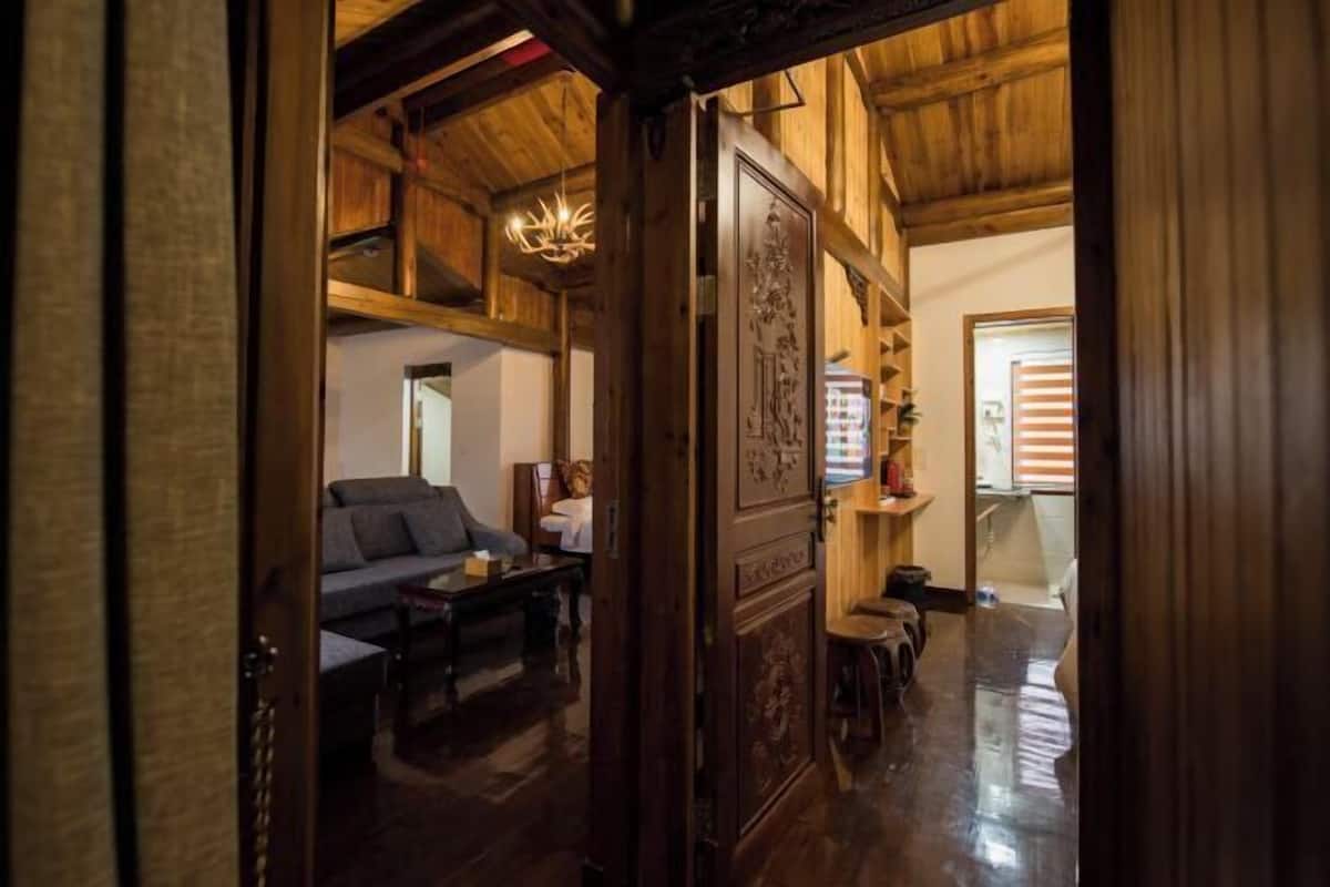Un intérieur en bois comprenant un canapé, une table et un panneau décoratif.