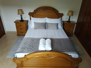 5 Schlafzimmer, Schreibtisch, Bügeleisen/Bügelbrett, Bettwäsche