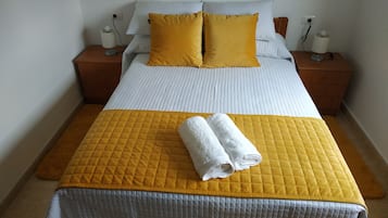 4 slaapkamers, een bureau, een strijkplank/strijkijzer, beddengoed