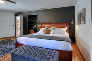 7 habitaciones, escritorio y tabla de planchar con plancha 