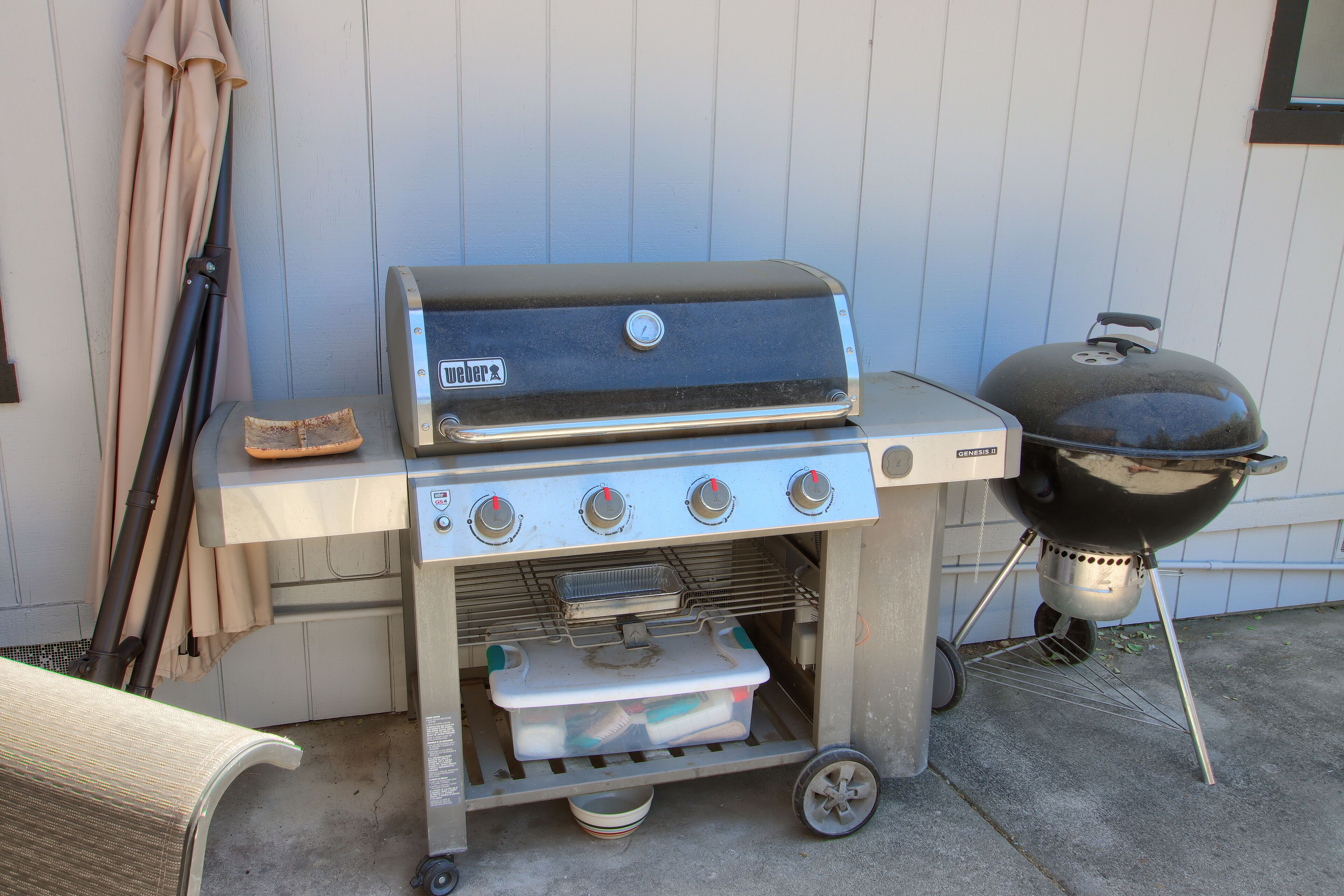 Una parrilla Weber portátil con quemador lateral y hielera integrada.