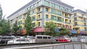 Un edificio de varios pisos con varios comercios en la planta baja.