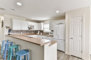 Een koelkast, een microgolfoven, een oven, een kookplaat