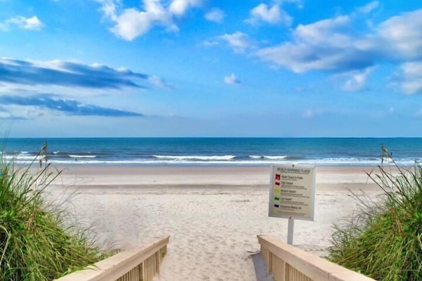 In Strandnähe, Liegestühle, Strandtücher