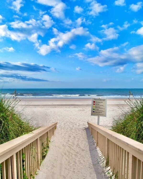 Playa en los alrededores, camastros y toallas de playa 