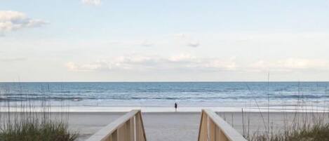 Nära stranden, solstolar och strandhanddukar