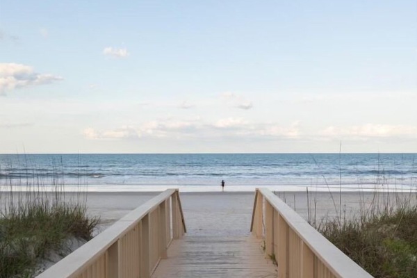 Beach nearby, sun loungers, beach towels