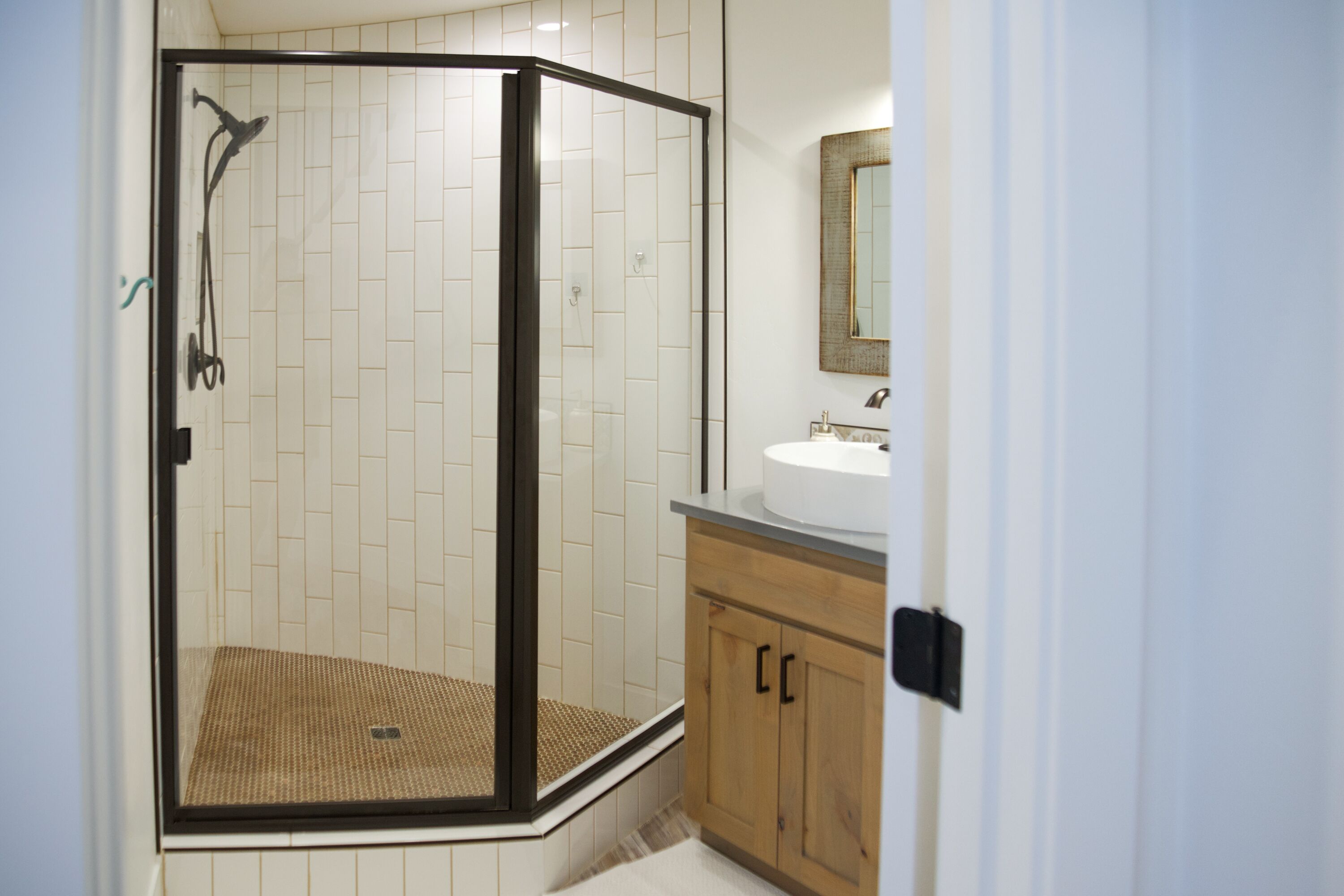 Douche, séchoir à cheveux, serviettes fournies, savon