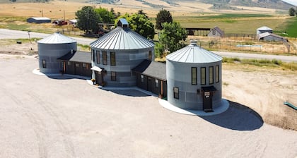 Gorgeous views, unique stay minutes away from hot pools, golfing, restaurants.