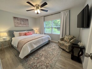 4 bedrooms, iron/ironing board, WiFi, bed sheets