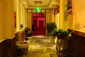 Interior - Holiday Weekend Hotel (Xiahe)