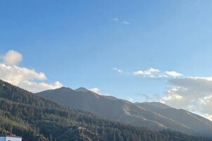 Un paisaje montañoso con cielo despejado.