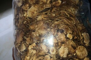 Un recipiente lleno de material vegetal seco.