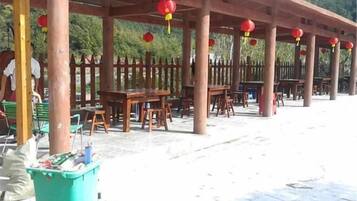 تناول الطعام بالخارج