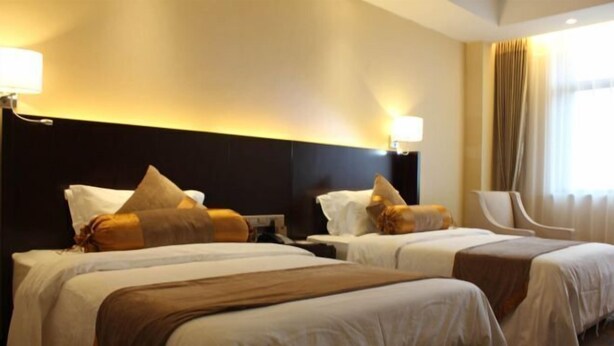A hotel room with two beds, a nightstand, a chair, and a large window with curtains. - Baotianman Shanshui Inn (Neixiang)