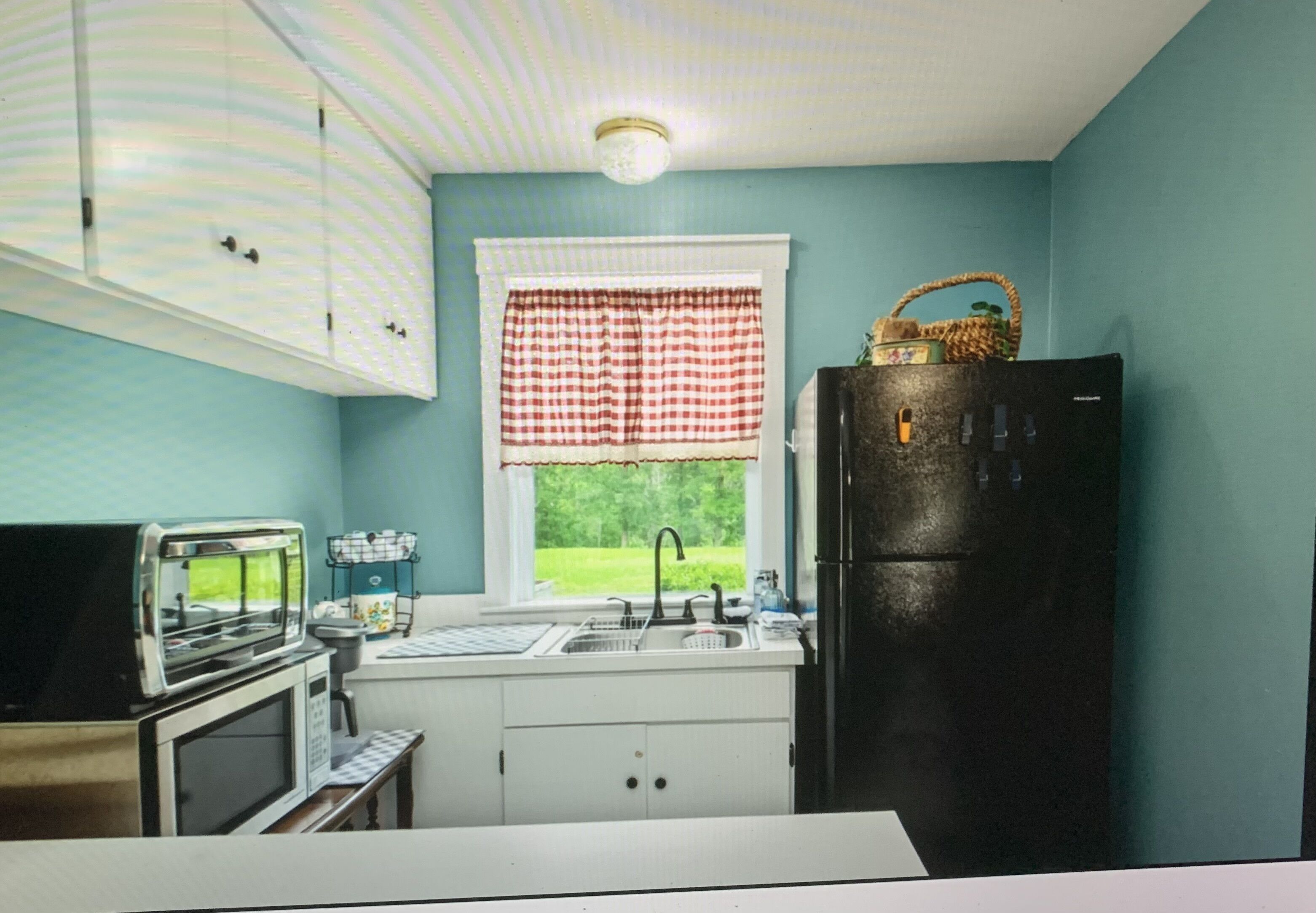 Réfrigérateur, micro-ondes, cafetière/bouilloire, grille-pain