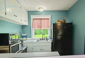 冷蔵庫、電子レンジ、コーヒー / ティーメーカー、トースター