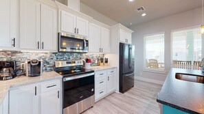 Refrigerador, microondas, horno, placa de cocina