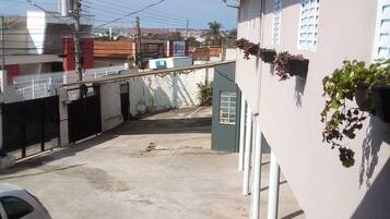 Quarto solteiro econômico, 1 cama de solteiro, vista para o pátio | Terraço/pátio