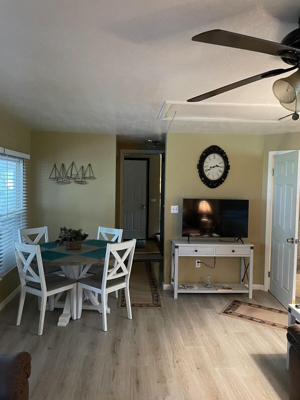 Dining - Shore Cliff Cottages Unit 5 (Ashtabula)