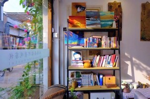 Una estantería con varios libros y objetos decorativos.