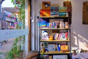 Een boekenplank met verschillende boeken en decoratieve objecten.