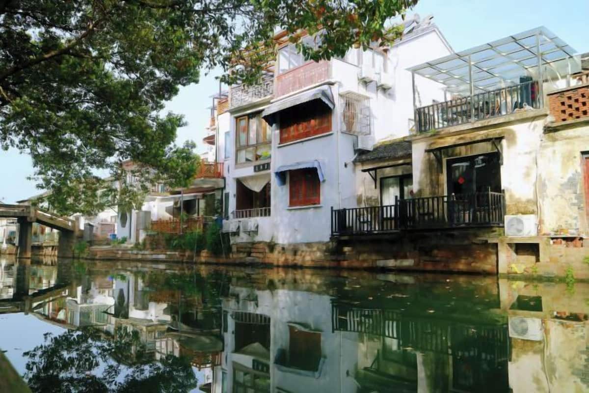 Il s'agit d'un bâtiment traditionnel, situé en bord de voie navigable, doté de balcons et d'une structure en verre à l'étage supérieur.