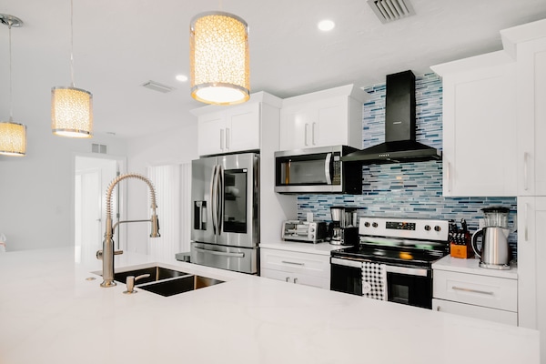 KĂŒhlschrank, Mikrowelle, Ofen, Herdplatte