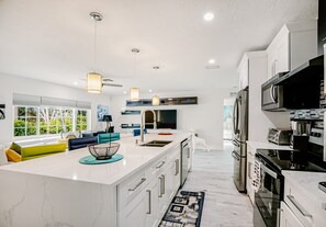 Fridge, microwave, oven, stovetop - The Paradise (Naples)