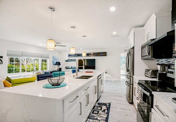 Kylskåp, mikrovågsugn, ugn och spishäll