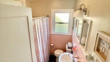 Ensemble douche/baignoire, sèche-cheveux, serviettes fournies, savon