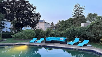 Una piscina al aire libre de temporada