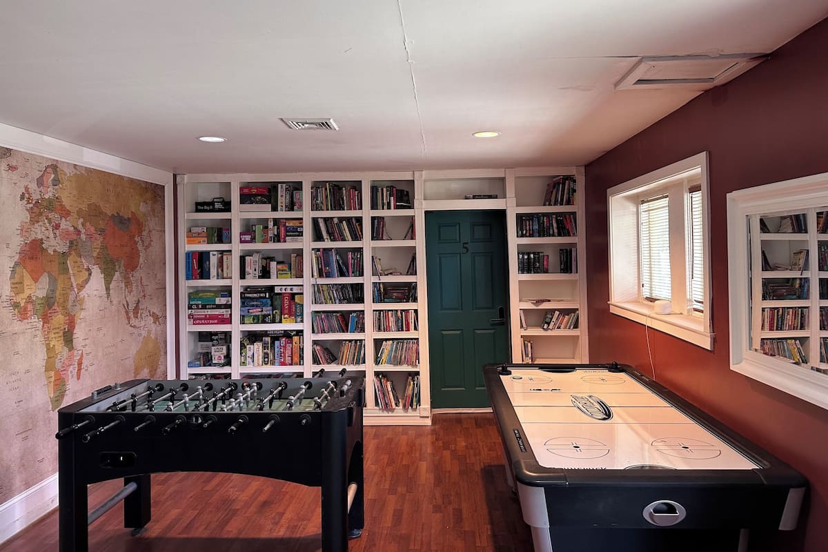 Signature Studio, Private Bathroom, Pool View (Room 5 Queen Studio) | Iron/ironing board, free WiFi