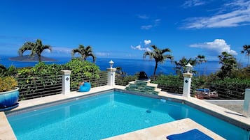 Una piscina al aire libre, una piscina climatizada