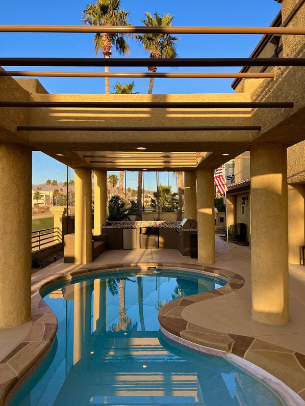 Outdoor pool, a heated pool - Lake Life in Luxury (Lake Havasu City)