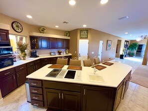 Fridge, microwave, oven, stovetop - Lake Life in Luxury (Lake Havasu City)