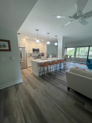 Réfrigérateur, four à micro-ondes, un four, surface de cuisson