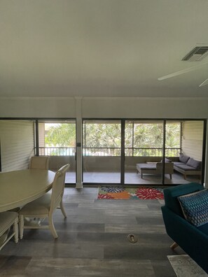 Téléviseur connecté, livres, imprimante