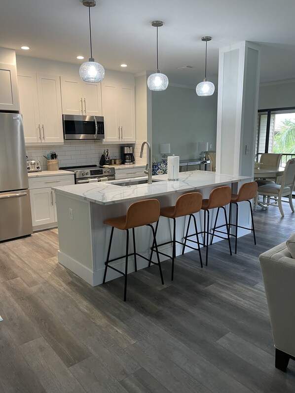 Réfrigérateur, four à micro-ondes, un four, surface de cuisson