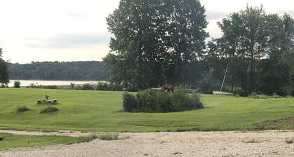 Adorable cottage. You will not find a better direct view of Patoka Lake.
