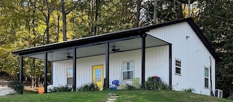 Adorable cottage. You will not find a better direct view of Patoka Lake.