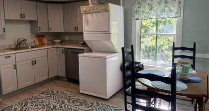 115 Rose Cottage with 2 bedroom walk to Groton Bay