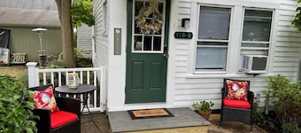 115 Rose Cottage with 2 bedroom walk to Groton Bay