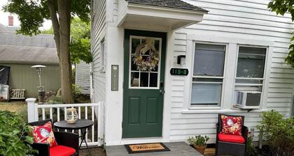115 Rose Cottage with 2 bedroom walk to Groton Bay