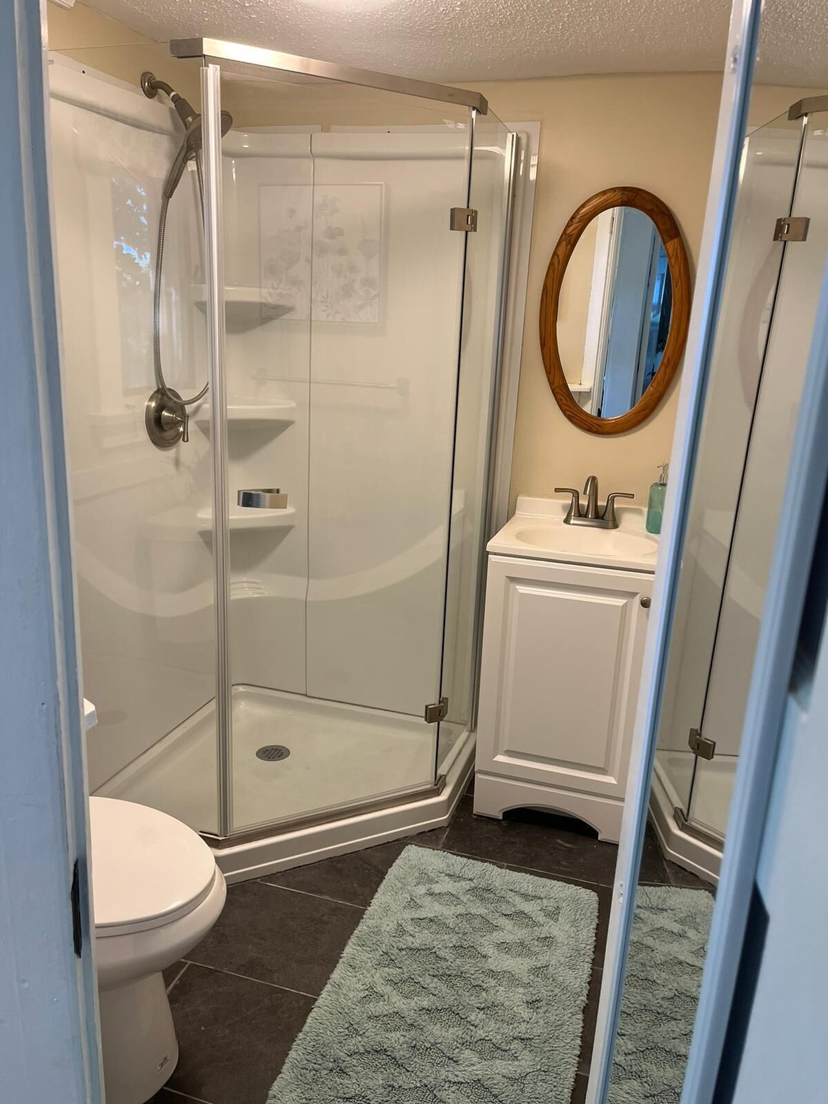 Een douche, handdoeken, zeep, shampoo
