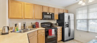 Spacious 2 bedrooms townhouse by the Greenway/ Pool access